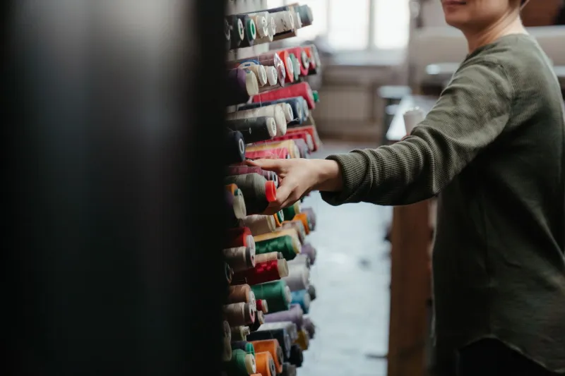Verde, amarelo e consciente: os estilistas brasileiros que estão mudando a moda sem trair suas raízes